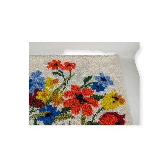 Vintage Handmade Latch Hook Bright Floral Rug 27.5" x 20.5" - Picture 5 of 10